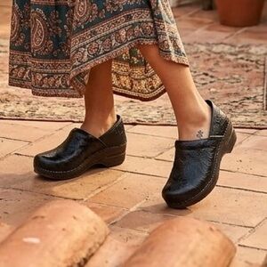 G.H. Bass & Co. Chocolate Dark Brown Floral Embossed Leather Clogs Mules Boho